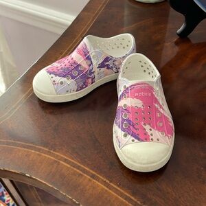 Native Jefferson Child shoes, size 7